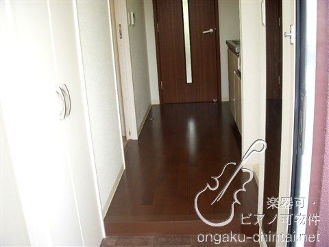 サロンノワール　8:00～23:00演奏可　グランドピアノ・声楽・弦楽器・木管・金管楽器の演奏可 玄関